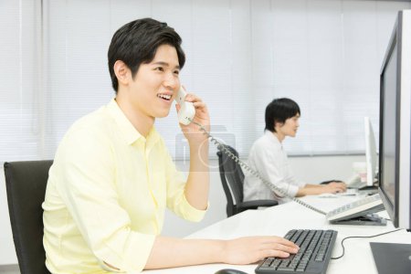 Téléchargez les photos : Asiatique homme d'affaires travaillant sur bureau - en image libre de droit