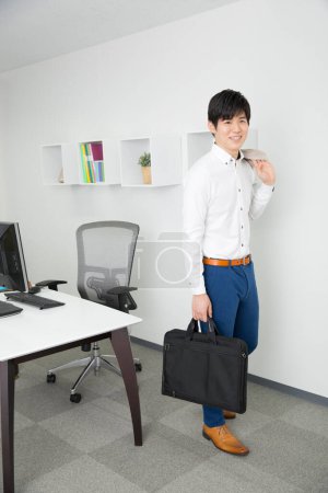 Téléchargez les photos : Asiatique homme d'affaires travailler quitter le bureau - en image libre de droit