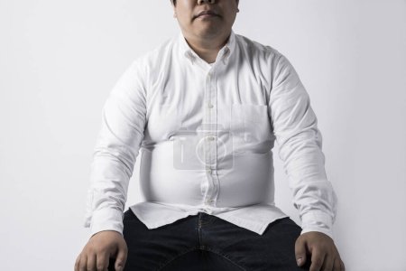 Téléchargez les photos : Homme en surpoids portant une chemise blanche. portrait studio - en image libre de droit
