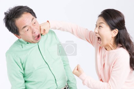 Téléchargez les photos : Homme en colère et sa femme se battant sur fond isolé - en image libre de droit