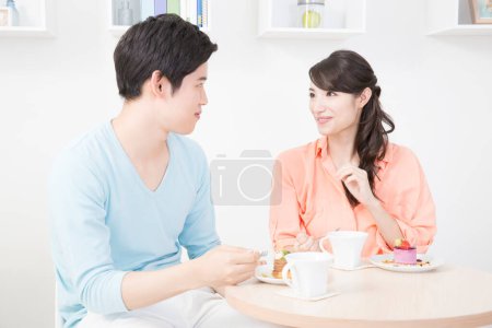 Téléchargez les photos : Couple boire du thé le matin. - en image libre de droit