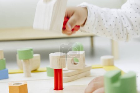 Foto de Niño jugando con juguetes de madera coloridos - Imagen libre de derechos