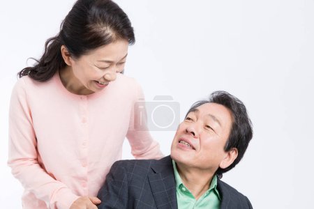 Foto de Asiático maduro hombre y mujer en aislado fondo - Imagen libre de derechos