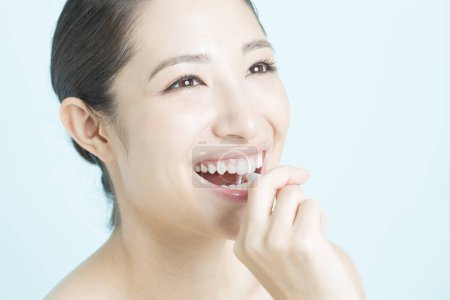 Téléchargez les photos : Gros plan femme nettoyage dents - en image libre de droit
