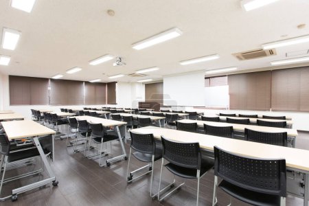 Téléchargez les photos : Intérieur de la salle de classe vide collège - en image libre de droit