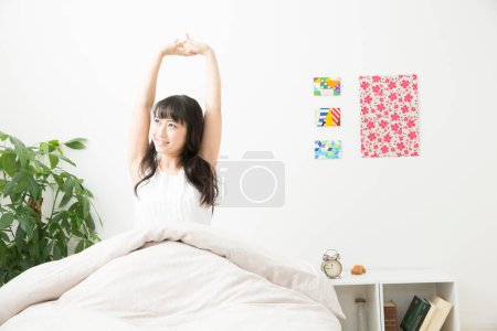 Foto de Joven mujer esparciéndose en la cama - Imagen libre de derechos