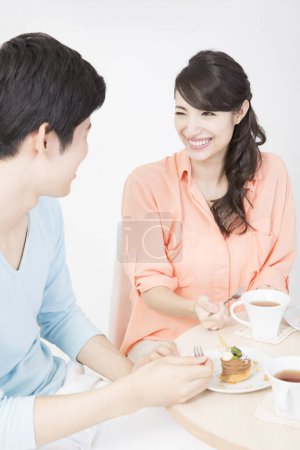 Téléchargez les photos : Couple ayant un rendez-vous au café - en image libre de droit