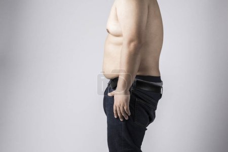 Foto de Hombre gordo con barriga grande. hombre con sobrepeso. retrato de estudio - Imagen libre de derechos