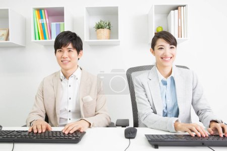 Téléchargez les photos : Les gens d'affaires qui travaillent sur les ordinateurs au bureau - en image libre de droit
