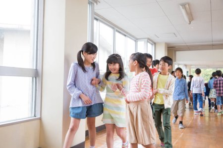 Téléchargez les photos : Portrait d'enfants asiatiques dans le couloir scolaire - en image libre de droit