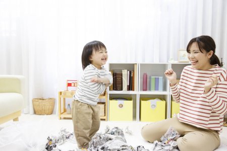 Téléchargez les photos : Heureux asiatique mère et enfant avoir amusant à la maison - en image libre de droit