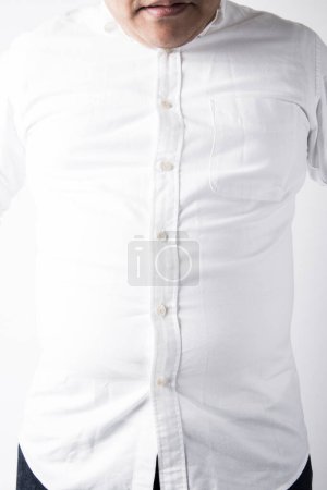 Téléchargez les photos : Homme en surpoids portant une chemise blanche. portrait studio - en image libre de droit