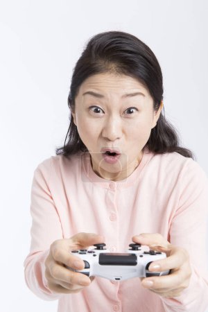 Foto de Mujer jugando juegos con consola de juegos sobre fondo blanco - Imagen libre de derechos