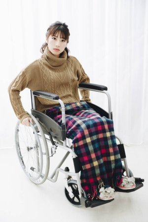 Téléchargez les photos : Portrait de femme handicapée en fauteuil roulant - en image libre de droit