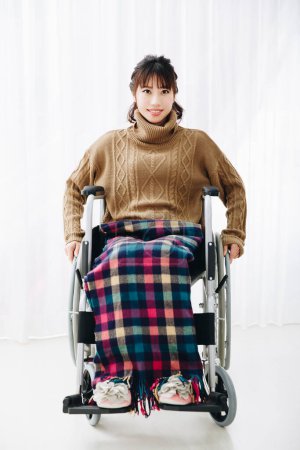 Foto de Retrato de mujer discapacitada en silla de ruedas - Imagen libre de derechos