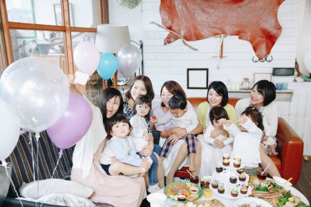 Téléchargez les photos : Heureuses femmes japonaises avec enfants célébrant ensemble. - en image libre de droit