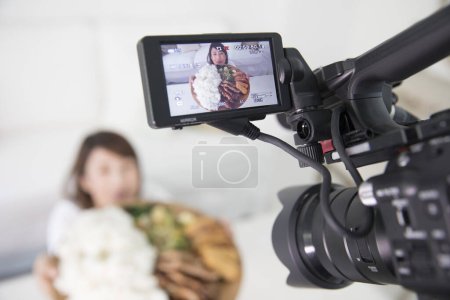 Téléchargez les photos : Belle asiatique femme blogueur filmer pour son foodblog - en image libre de droit