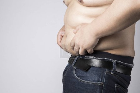 Téléchargez les photos : Gros avec un gros ventre. homme en surpoids. portrait studio - en image libre de droit