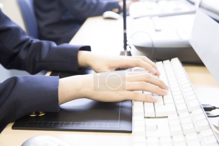 Foto de Hombre escribiendo en el teclado de la computadora - Imagen libre de derechos