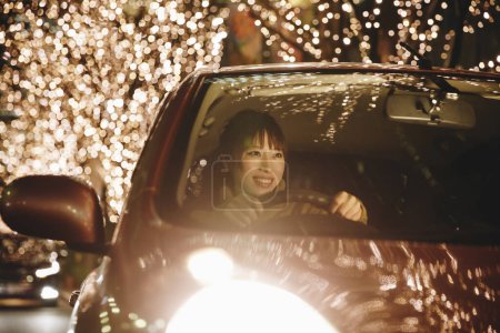 Foto de Asiático joven mujer conducir coche - Imagen libre de derechos