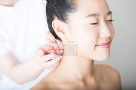 Téléchargez les photos : Belle japonais femme obtention acupuncture traitement dans beauté spa - en image libre de droit