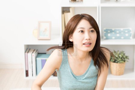 Téléchargez les photos : Jeune femme asiatique relaxant à la maison - en image libre de droit