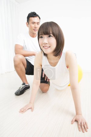 Téléchargez les photos : Concept de fitness et de santé. portrait de jeune japonais homme et femme formant ensemble - en image libre de droit