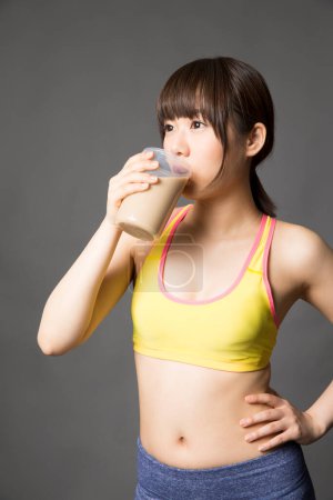 Foto de Asiático saludable mujer beber cóctel - Imagen libre de derechos