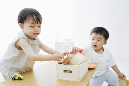 Téléchargez les photos : Enfants japonais mignons jouant avec des jouets à la maison - en image libre de droit