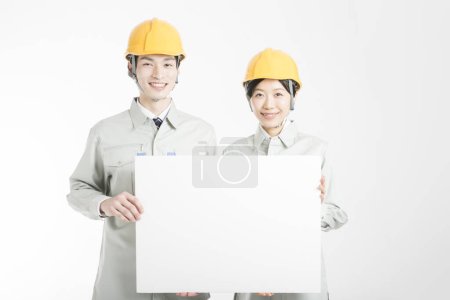 Téléchargez les photos : Portrait d'ingénieurs asiatiques tenant tableau blanc. - en image libre de droit