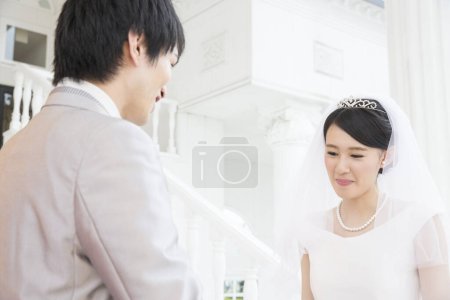 Téléchargez les photos : Portrait de belle heureux couple de mariage asiatique - en image libre de droit