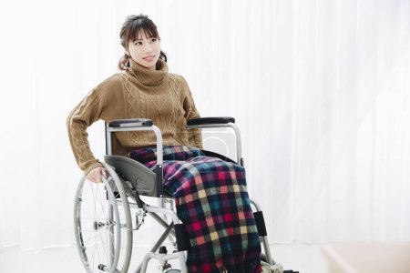 Foto de Retrato de mujer discapacitada en silla de ruedas - Imagen libre de derechos
