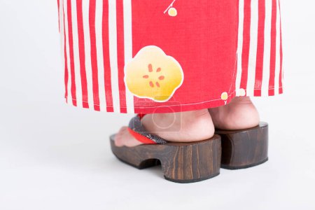 Téléchargez les photos : Femmes en bois traditionnel japonais chaussures - en image libre de droit