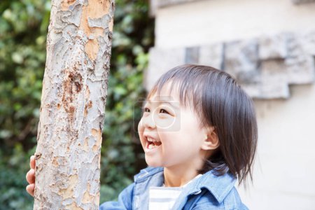 Téléchargez les photos : Portrait de mignon japonais enfant en plein air - en image libre de droit