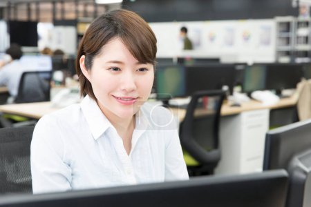 Téléchargez les photos : Jeune asiatique femme d'affaires dans bureau de travail sur ordinateur - en image libre de droit