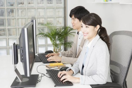 Téléchargez les photos : Femme d'affaires et homme d'affaires travaillant avec des ordinateurs dans le bureau - en image libre de droit