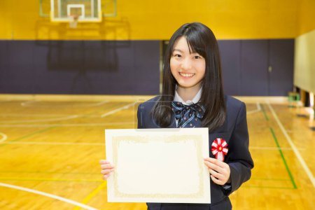 Téléchargez les photos : Portrait de jeune asiatique école fille tenant tableau noir avec blanc espace pour texte - en image libre de droit