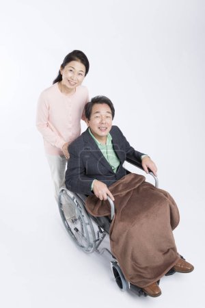 Téléchargez les photos : Portrait de couple de personnes âgées. homme en fauteuil roulant - en image libre de droit