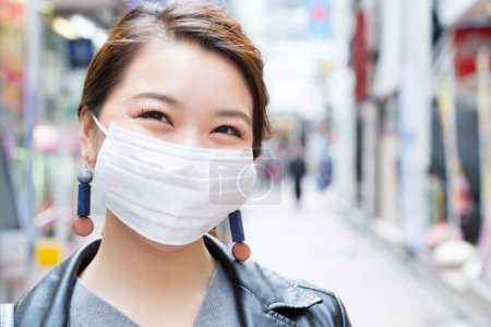Téléchargez les photos : Asiatique femme portant protection visage masque à la ville - en image libre de droit