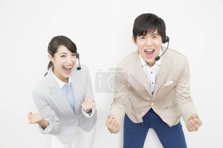 Téléchargez les photos : Asiatique couple d'affaires avec casque célébrant - en image libre de droit