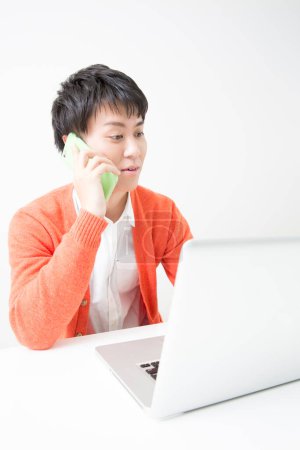Foto de Hombre joven trabajando en el ordenador portátil - Imagen libre de derechos