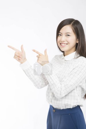 Téléchargez les photos : Studio plan de belle femme japonaise gesticulant avec ses index isolés sur fond blanc - en image libre de droit