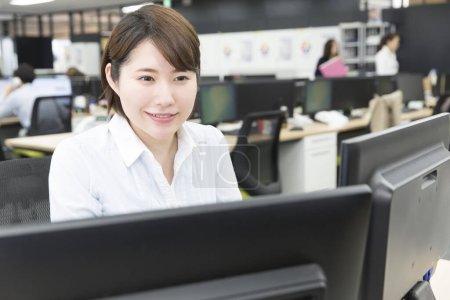 Téléchargez les photos : Jeune femme asiatique travaillant dans le bureau - en image libre de droit