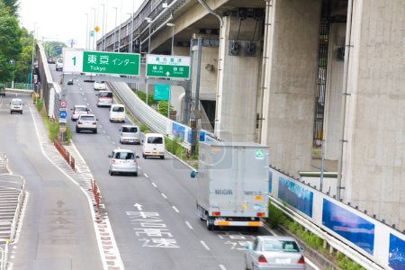 Foto de Coches moviéndose en la carretera. Tráfico en Japón - Imagen libre de derechos