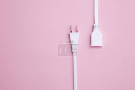 Foto de Cable sobre fondo de color rosa, plano. espacio de copia. - Imagen libre de derechos