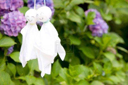 Téléchargez les photos : Teru teru bozu, petites poupées artisanales traditionnelles en papier blanc ou en tissu pour arrêter le jour de pluie - en image libre de droit