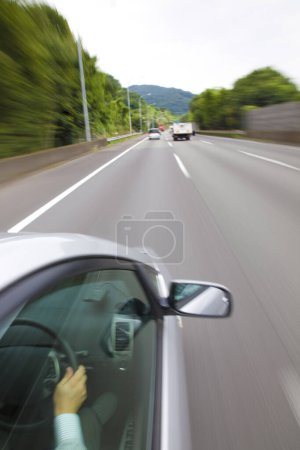 Foto de Coches moviéndose en la carretera. desenfoque de movimiento - Imagen libre de derechos