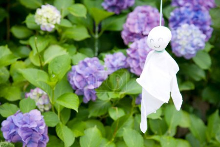 Téléchargez les photos : Teru teru bozu, petite poupée artisanale traditionnelle en papier blanc ou en tissu pour arrêter le jour de pluie - en image libre de droit
