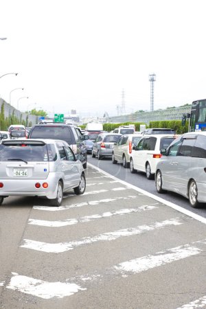 Foto de Coches moviéndose en la carretera. Tráfico en Japón - Imagen libre de derechos