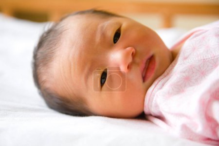 Téléchargez les photos : Peu asiatique nouveau-né bébé fille - en image libre de droit